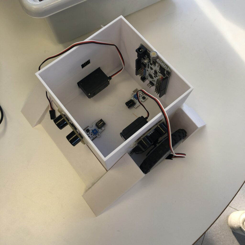 Interior d'un robot de sumo construït amb impressió 3D i placa Arduino, dissenyat i muntat per alumnes de clautic